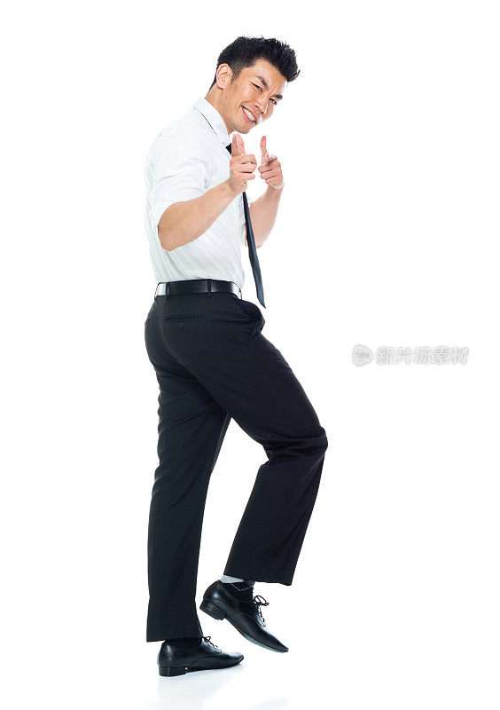 全长/一个男人只有20-29岁的成年英俊的中国人/东亚民族的年轻男子/男性经理/商人/商人走在白色背景穿衬衫/衬衫/领带